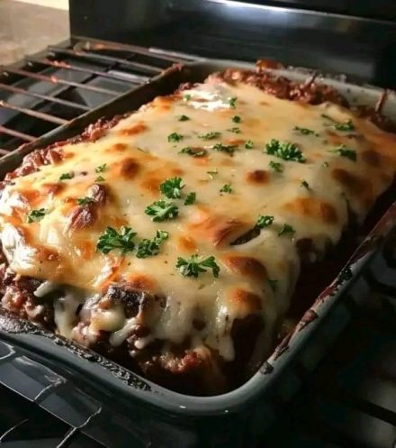 “I’ve been making this at least once a week for the past month! I can’t seem to keep it in the house. I’ve passed the recipe along to a few friends and they have the same problem, haha.”Must express something to keep getting my recipes… Thank you. Recipe in the first c.o.m.m.e.n.t. ⤵️.