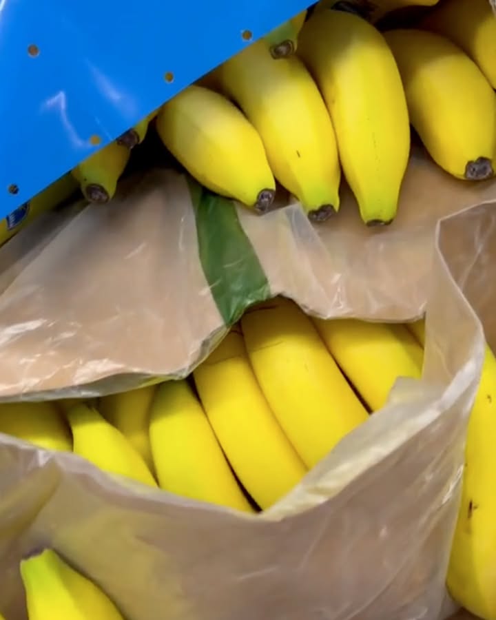 🍌👻 Ever had a banana scare your socks off? This one’s a real cliffhanger! Want to know more? The first comment has all the info! 👇