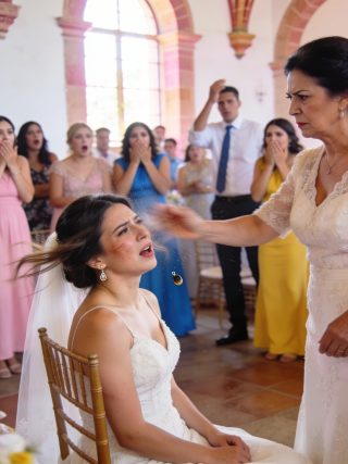 Mi suegra me abofeteó en mi boda.  Meses después, hizo que mi esposo me abandonara mientras daba a luz.