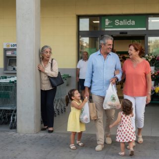 Enterré a mi esposo hace seis meses, pero lo encontré comprando tortillas como si nada… cuando lo seguí, descubrí la familia secreta que mi propio hijo me ayudó a ocultar.