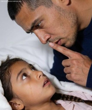 “Papá… me duele tanto la espalda que no puedo dormir. Mamá me dijo que no te lo contara.” Acababa de regresar de un viaje de negocios cuando mi hija de ocho años me contó en voz baja algo que su madre creía que debía mantener en privado. Llevaba menos de quince minutos en casa. Mi maleta seguía junto a la puerta. Ni siquiera me había quitado la chaqueta. Apenas había entrado cuando noté que algo no cuadraba. No oí sus pequeños pasos corriendo hacia mí. Ni risas. Ni abrazos. Solo silencio. Entonces oí su voz desde la habitación. Suave. Cauto. Casi asustada. “Papá…