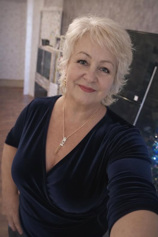 A los 54 años, me mudé con un hombre al que solo conocía desde hacía unos meses para no molestar a mi hija, pero muy pronto me ocurrió algo terrible y me arrepentí profundamente Tengo 54 años. Siempre pensé que a esa edad uno sabe juzgar a la gente. Resulta que no. Vivía con mi hija y mi yerno. Eran amables y cariñosos, pero siempre sentí que estorbaba. Los jóvenes necesitan su espacio. Nunca me dijeron que estorbaba, pero lo presentía. Quería irme con elegancia, sin esperar a que alguien lo dijera en voz alta.