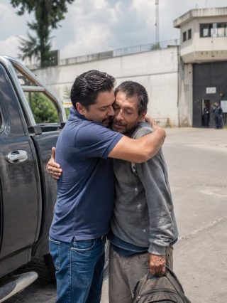 La verdad era que para entonces mi madre ya estaba demasiado débil. Vivía por temporadas en casa de Tomás y en casa de Mariela, y desde hacía tiempo su voz ya no tenía peso dentro de la familia.