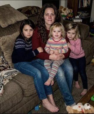 Crié a las 3 hijas huérfanas de mi hermano durante 15 años — la semana pasada me dio un sobre sellado que no debía abrir delante de ellas