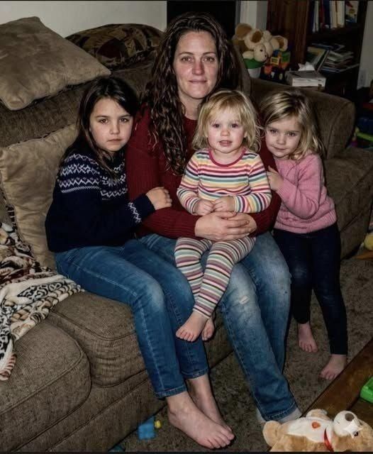Crié a las 3 hijas huérfanas de mi hermano durante 15 años — la semana pasada me dio un sobre sellado que no debía abrir delante de ellas