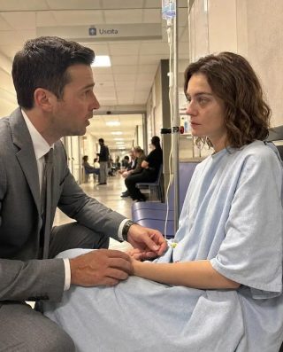 Dos meses después del divorcio, me quedé en shock al ver a mi exesposa deambulando sin rumbo por el hospital. Cuando supe la verdad, me