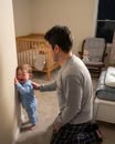 Un bebé no dejaba de pegar su cara a la pared cada hora, siempre en el mismo sitio. Su padre pensó que era solo una fase. Pero cuando el niño por fin habló, pronunció tres palabras que lo explicaron todo, y la verdad que escondían era espeluznante.