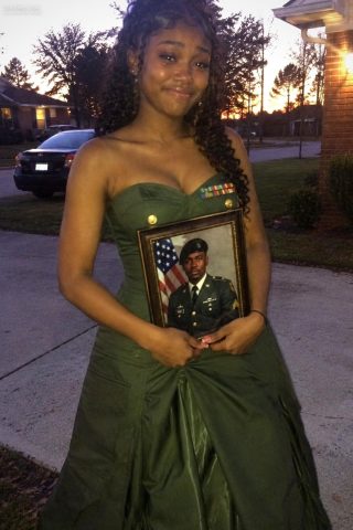 Se rieron de mi vestido de graduación; luego un hombre uniformado llamó a la puerta.