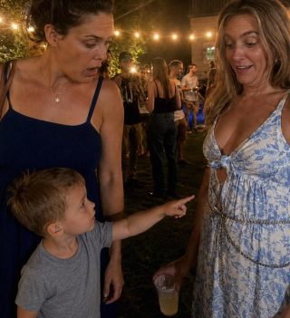 Mi hijo de 4 años señaló a mi mejor amiga y se rio: “Papá está ahí” – Me reí hasta que vi lo que estaba señalando