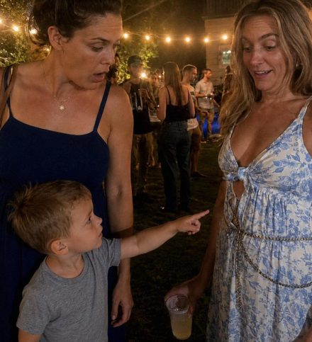Mi hijo de 4 años señaló a mi mejor amiga y se rio: “Papá está ahí” – Me reí hasta que vi lo que estaba señalando