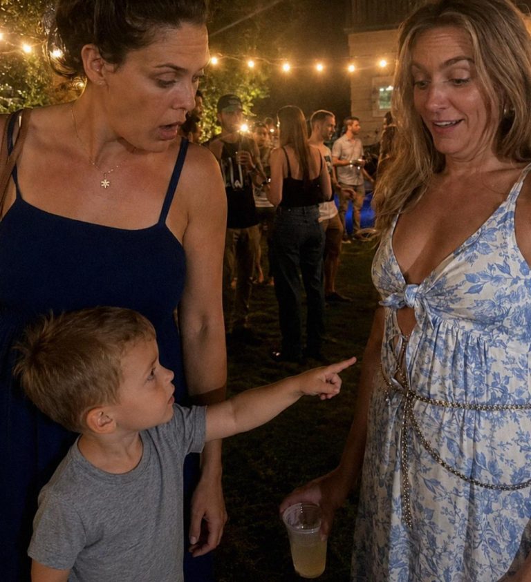 Mi hijo de 4 años señaló a mi mejor amiga y se rio: “Papá está ahí” – Me reí hasta que vi lo que estaba señalando