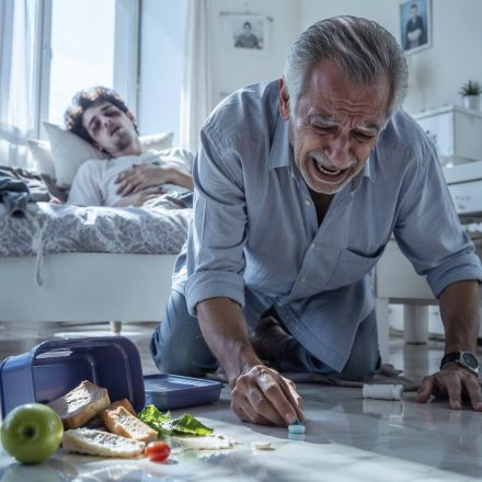 Una nuera cambió las medicinas del corazón por pastillas falsas, y cuando el suegro abrió el lonchero equivocado escuchó la frase que lo dejó helado: “Tu hijo no llega al domingo”