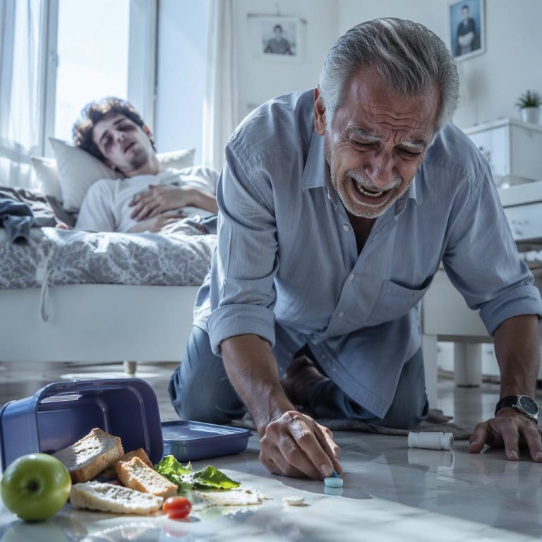 Una nuera cambió las medicinas del corazón por pastillas falsas, y cuando el suegro abrió el lonchero equivocado escuchó la frase que lo dejó helado: “Tu hijo no llega al domingo”