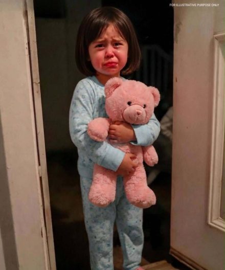 Una niña de 5 años llamó al 911 susurrando: “Alguien se esconde debajo de mi cama”. Lo que encontramos me dejó sin aliento.