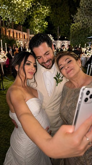 Mi esposo se casó con su amante mientras yo trabajaba, pero olvidó que su casa, su camioneta y hasta su luna de miel dependían de mi firma